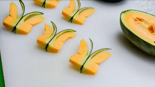 蝴蝶吃哈密瓜视频播放下载,视频播放下载，共赏自然美味瞬间