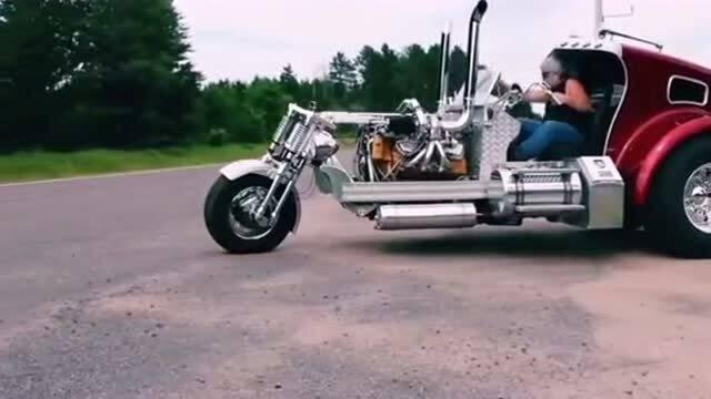 摩托车群众吃瓜视频,街头一幕引发热议