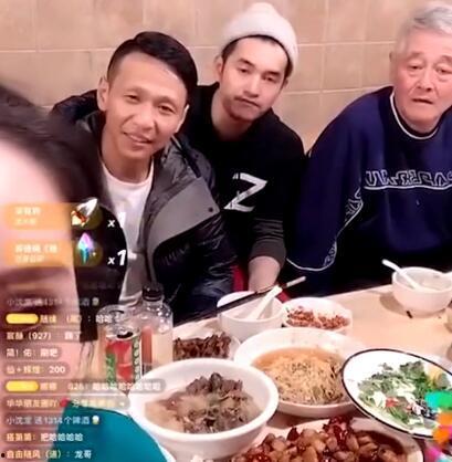 赵本山吃瓜烙馍视频播放,笑料十足，传统美食魅力无限