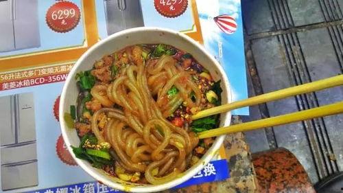 韩小浪吃瓜酸辣粉视频,吃瓜体验大揭秘！