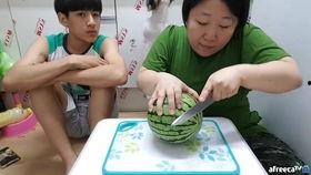 母子吃瓜视频,温馨日常瞬间捕捉