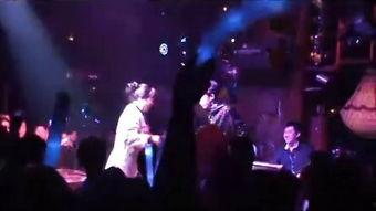 吃瓜酒吧大厅女子跳舞视频,现场气氛热烈引网友热议